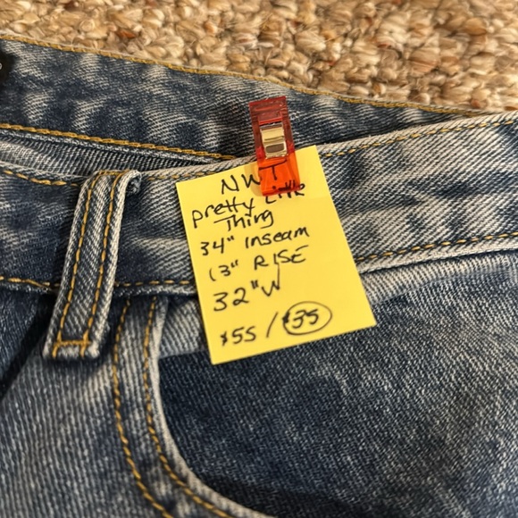 NWT Pretty little thing Tall Mid Wash Split Hem 32” waist - Picture 3 of 5